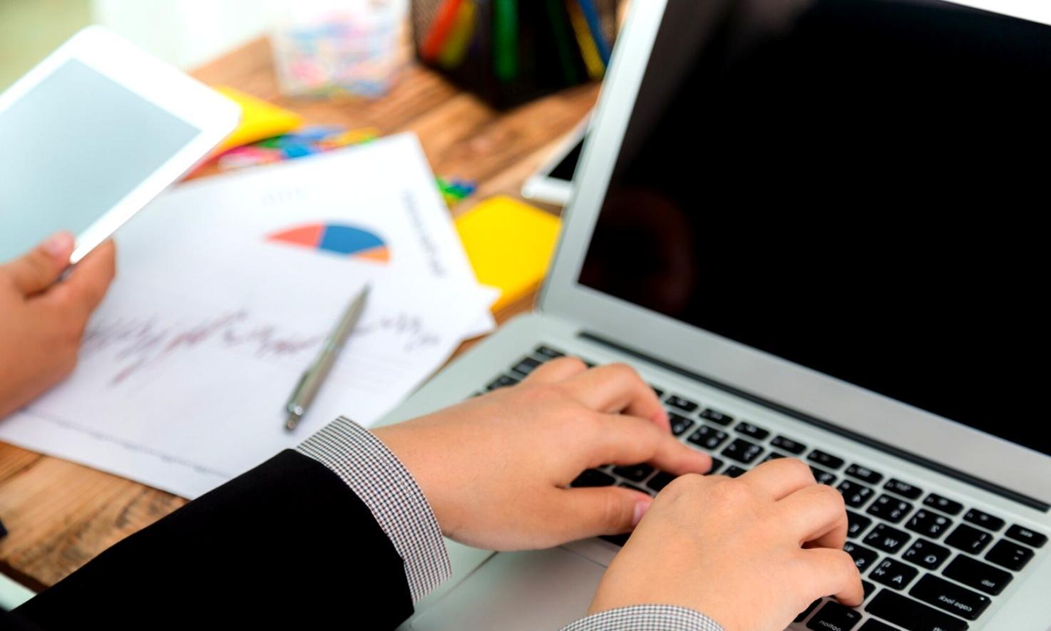 Bureau d'analyse financière moderne avec équipe collaborative