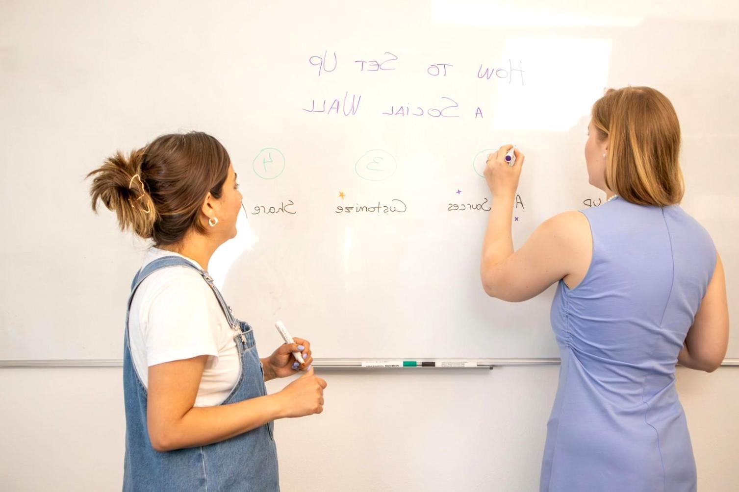 Bureau d'analyse financière avec écrans de données